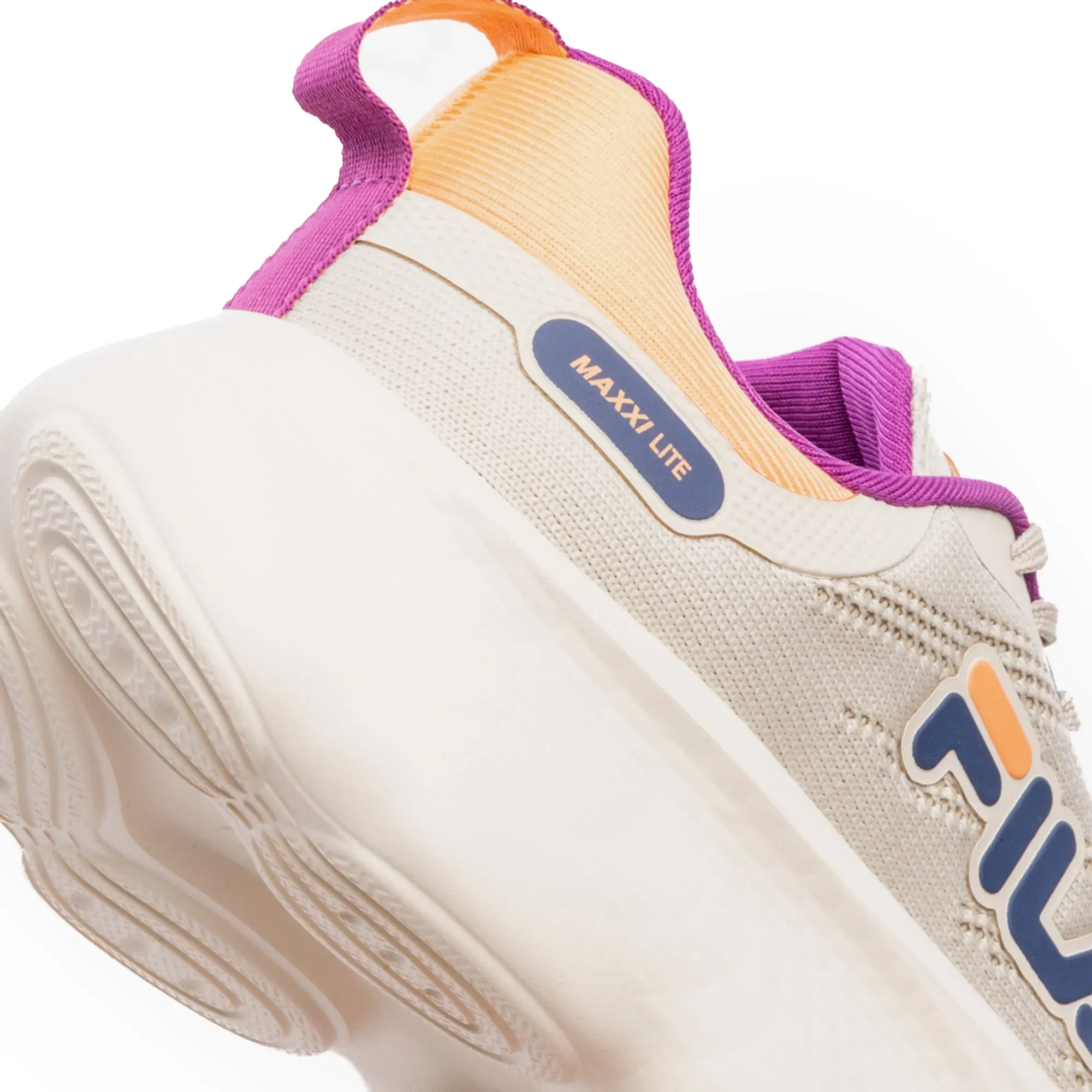 Tênis Fila Maxxi Lite Feminino bege visto frontalmente para avaliar ajuste